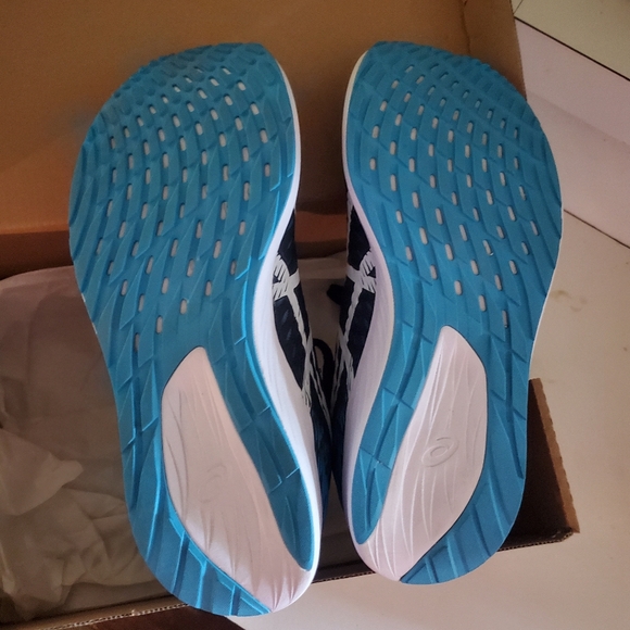 ASICS womans size 7 brand new in box - Picture 2 of 3